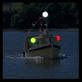 Excursion vessel less than 7m & 7kts showing sidelights and all-round mast light
