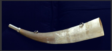 Picture of a cow horn fitted with a reed