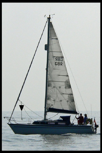 Sailing yacht propelled by sail (mainsail) and machinery